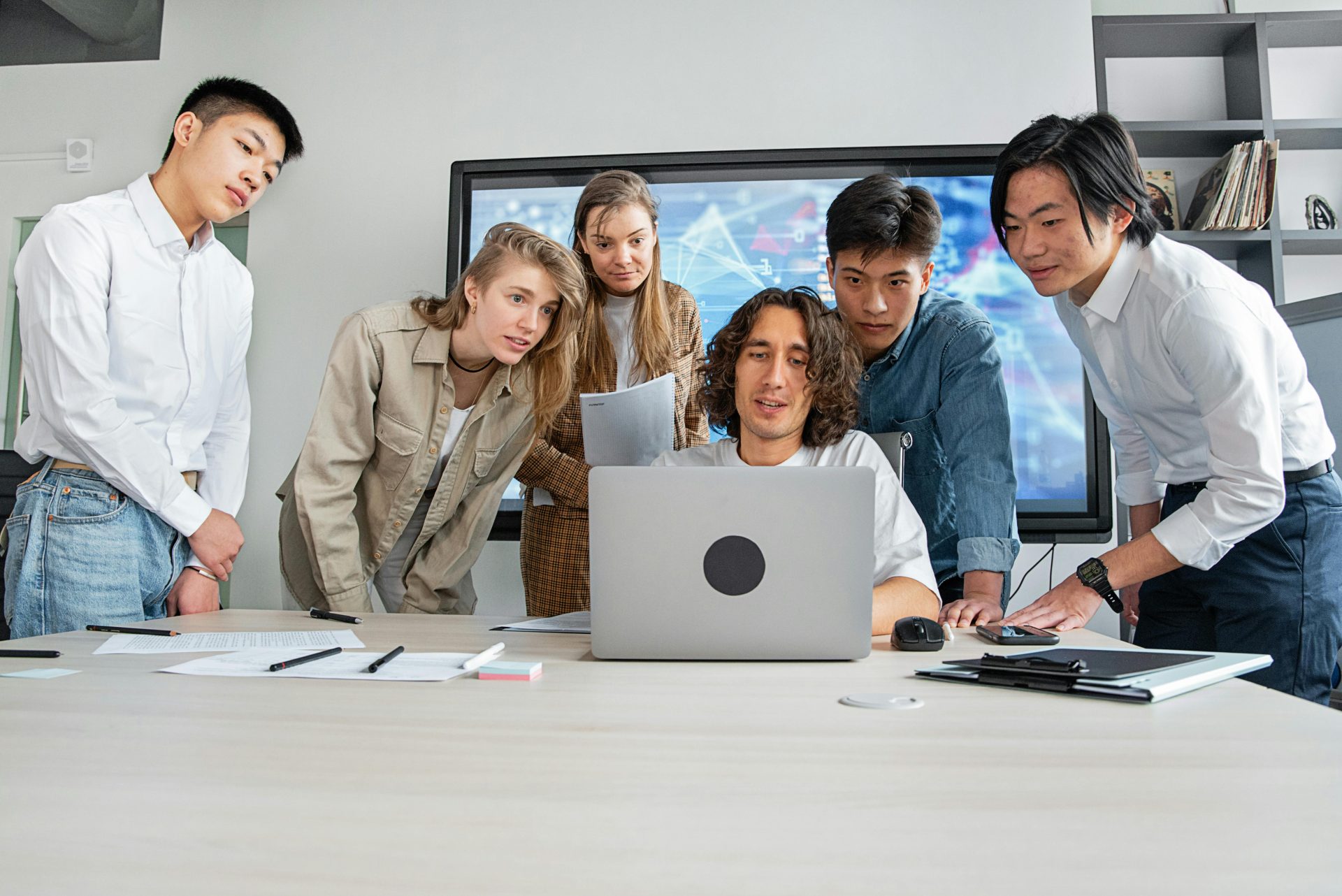 Équipe travaillant de concert à l'optimisation de l'entreprise.
